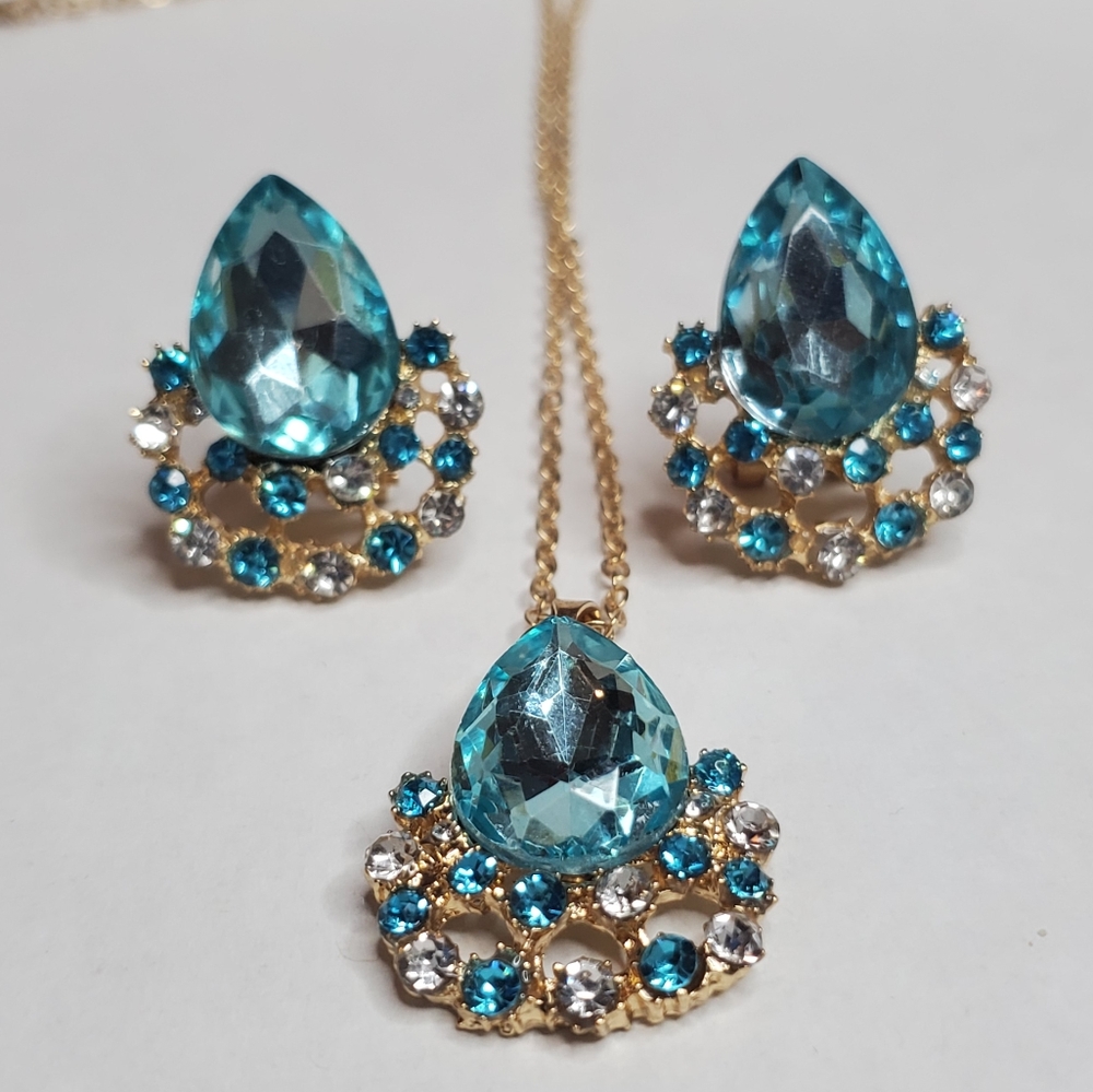 Beautiful teal necklace and earring set